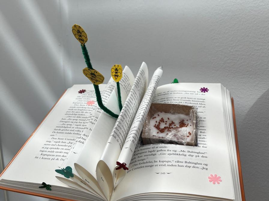 Kasseret bog pyntet med diverse krea ting